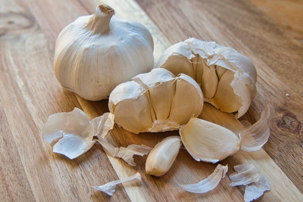 vitunguu saumu vizima na punje zake baada ya kuvunjwa 01